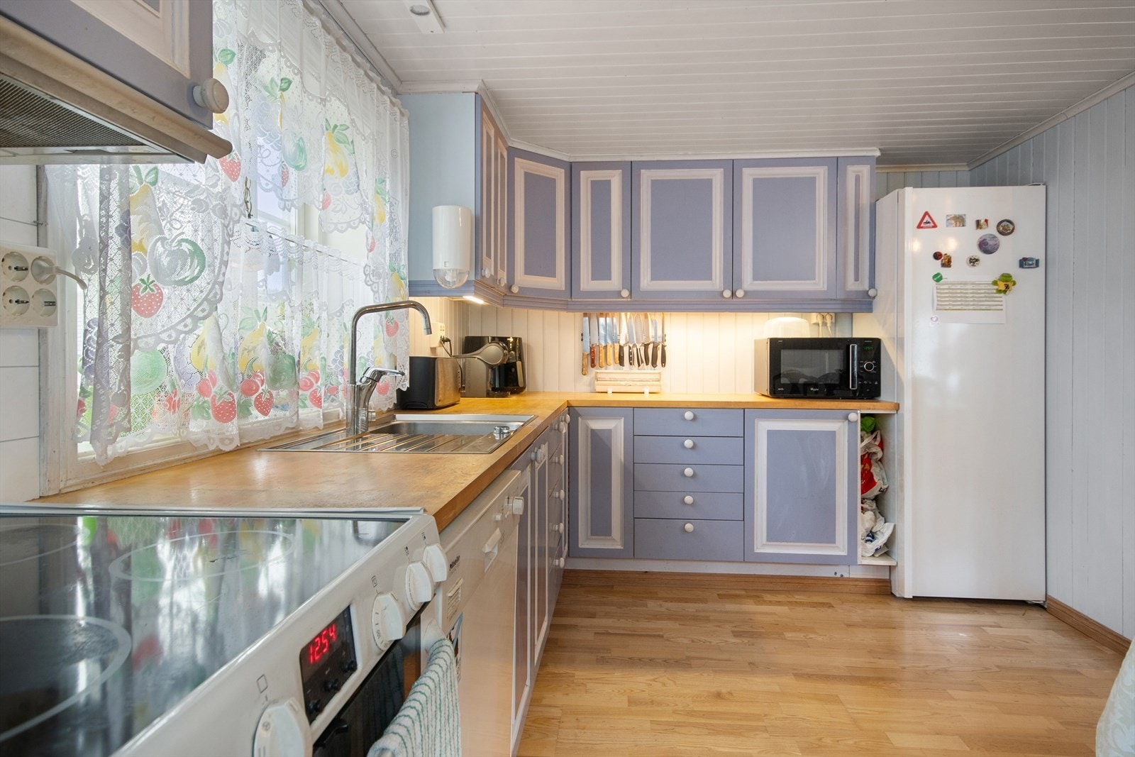 Det er tilrettelagt for oppvaskmaskin, og en kjøkkenventilator med avtrekk ut sørger for effektiv ventilasjon. I tillegg er det montert vannalarm for ekstra trygghet i hverdagen. Galleribilde