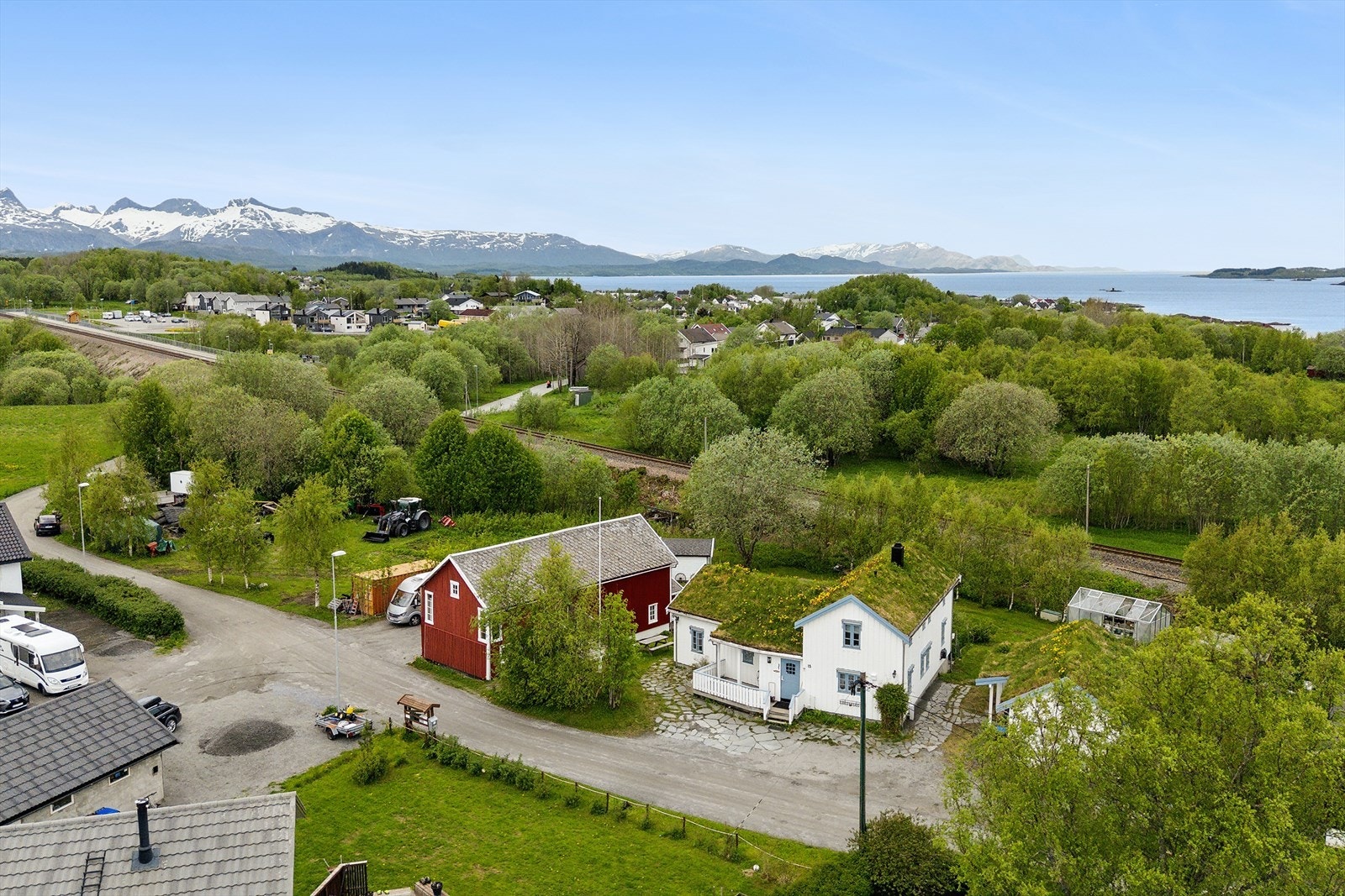 Her kan du bo med mye plass rundt deg. Det er Likevel bare 20 minutter kjøring inn til Bodø sentrum Galleribilde