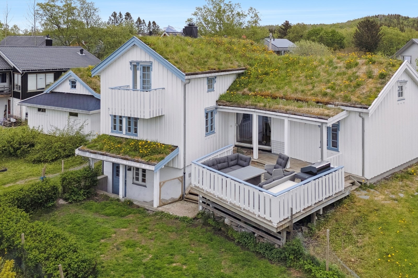 En spesiell og arkitekttegnet enebolig med innredet låve og garasje. Galleribilde