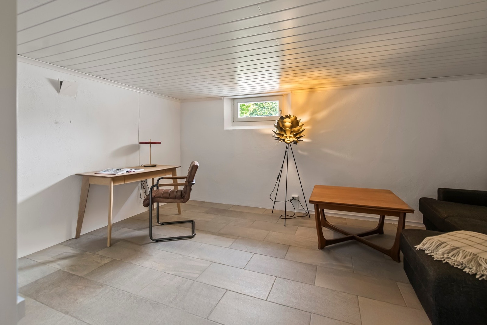 I kjelleren er det et innredet rom som kan fungere fint som en kjellerstue. Ikke godkjent for varig opphold. Galleribilde
