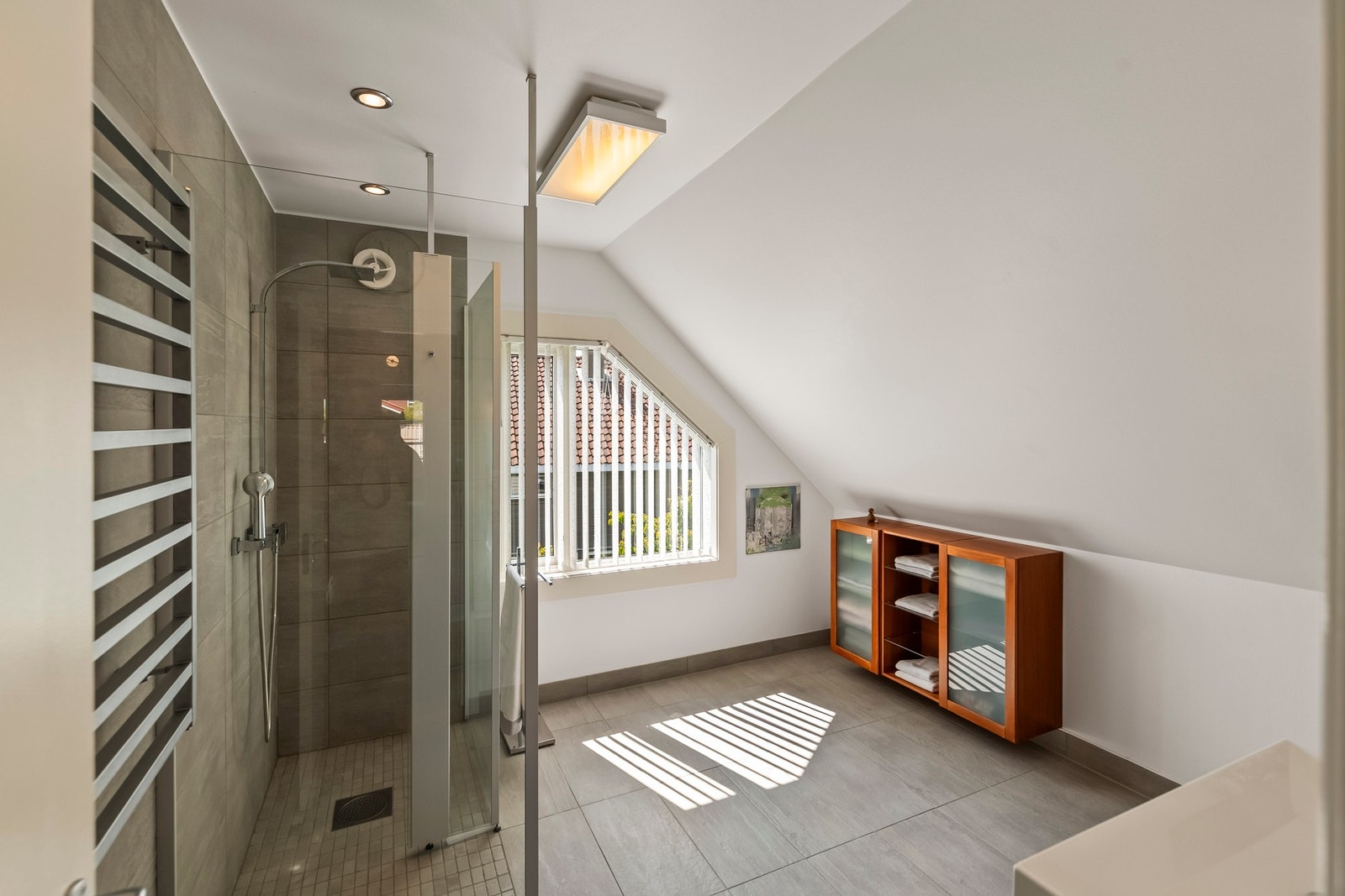 Badet ligger ved soverommene i andre etasje, og ble renovert i 2018. Galleribilde
