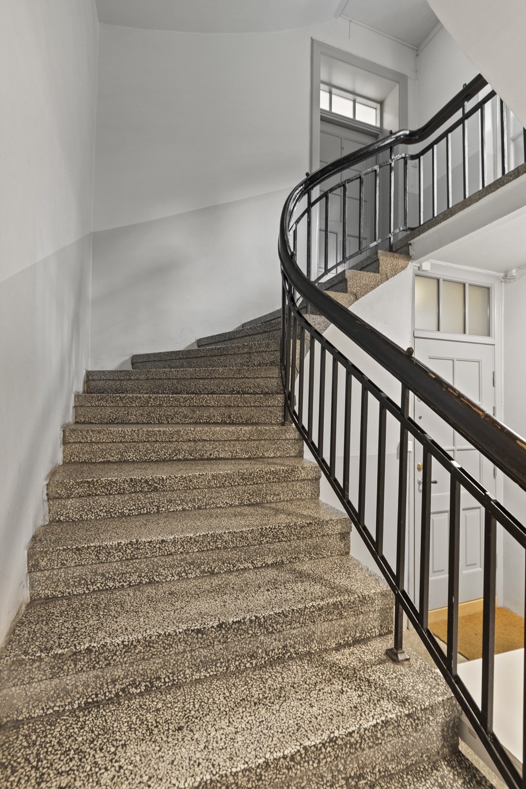 Trappeoppgangen fremstår lys og innbydende. Galleribilde