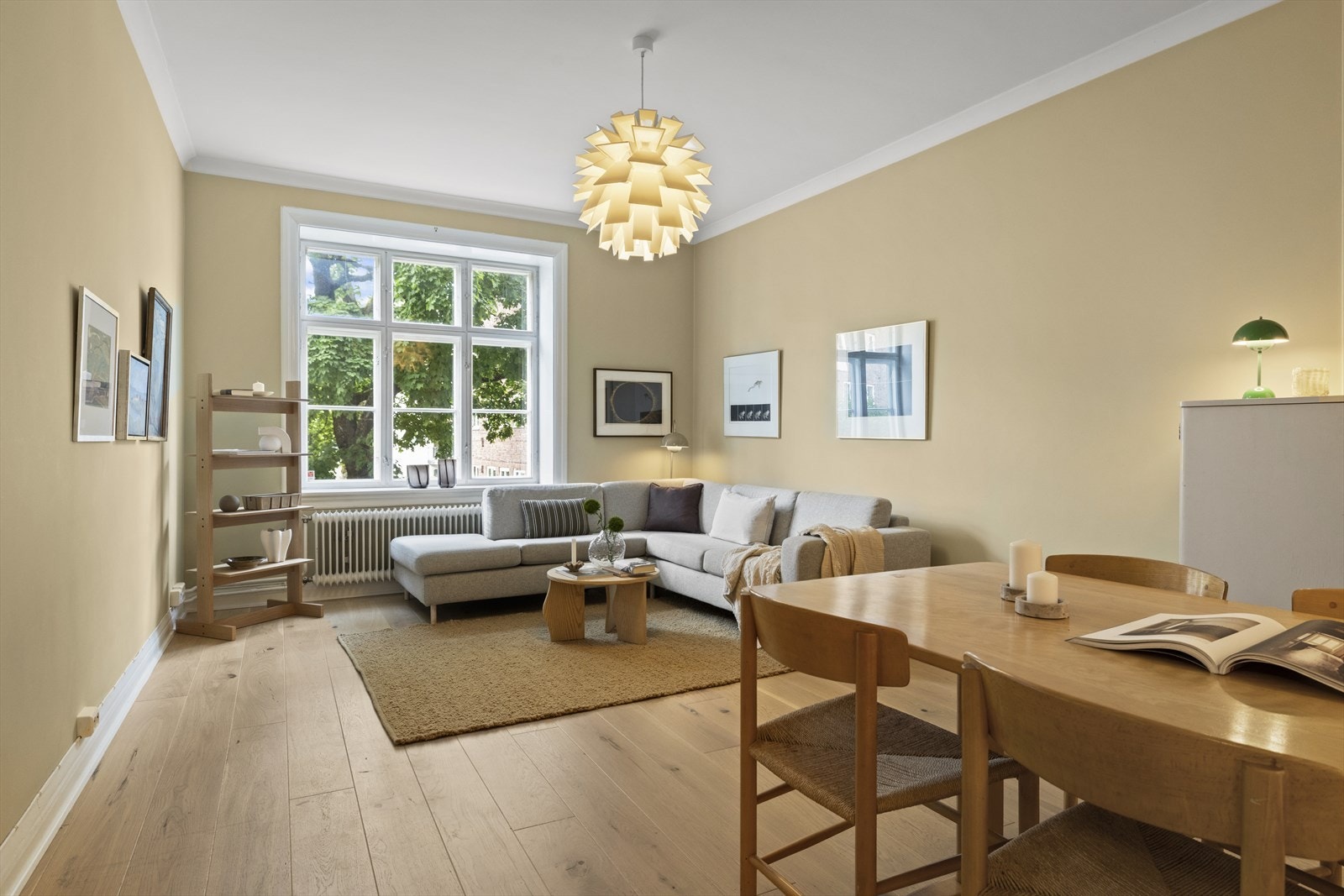 Rommet er enkelt å møblere og kan tilpasses både rolige stunder og sosiale sammenkomster. Galleribilde