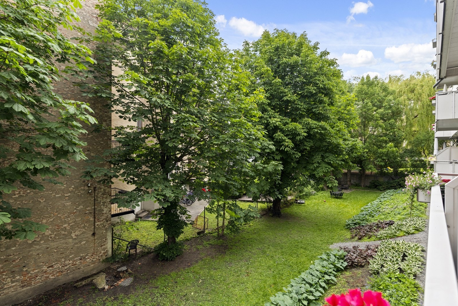 Fra balkongen har du en flott utsikt mot en stille og skjermet bakgård. Galleribilde