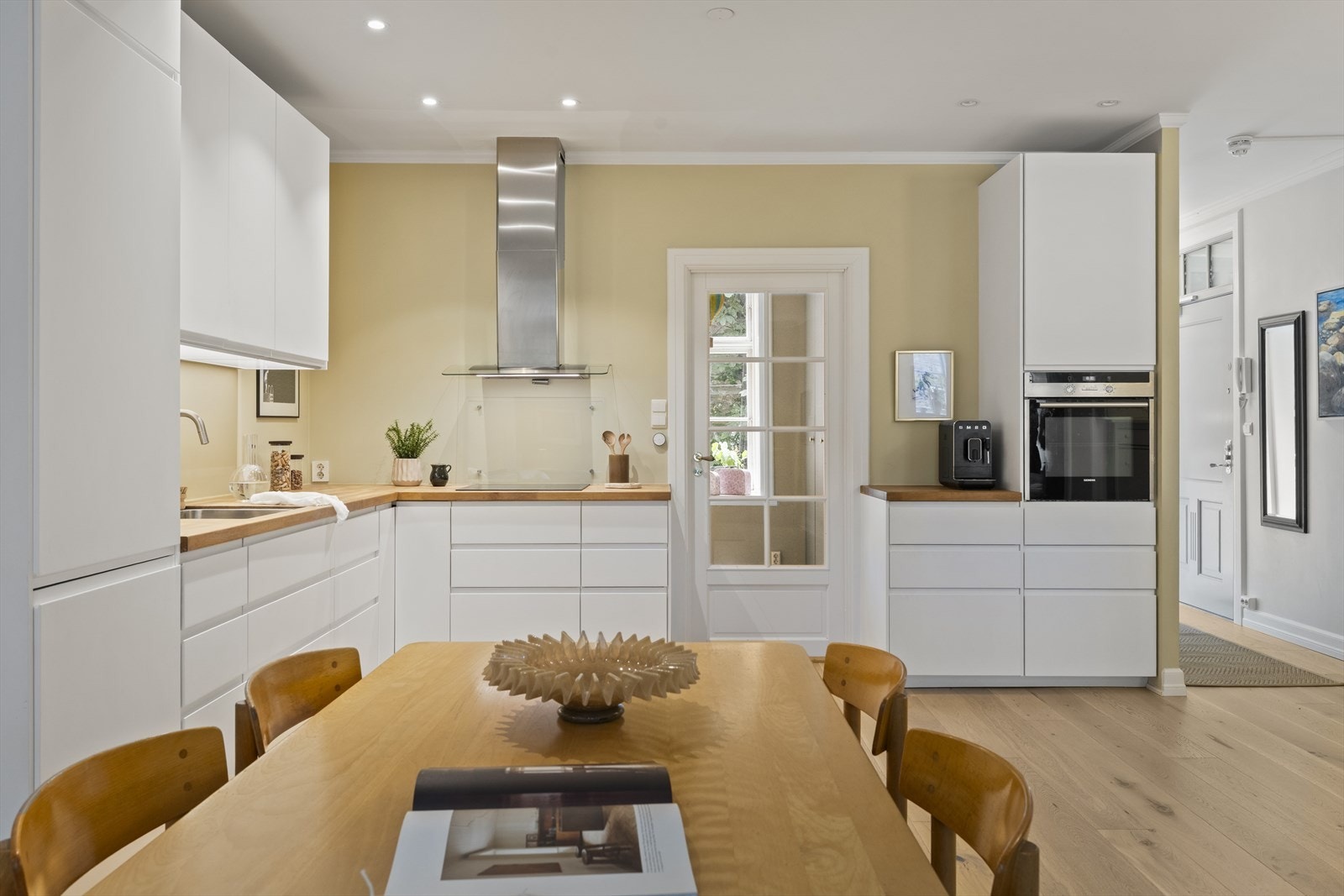 Det er god plass til langbord uten at rommet føles trang. Galleribilde