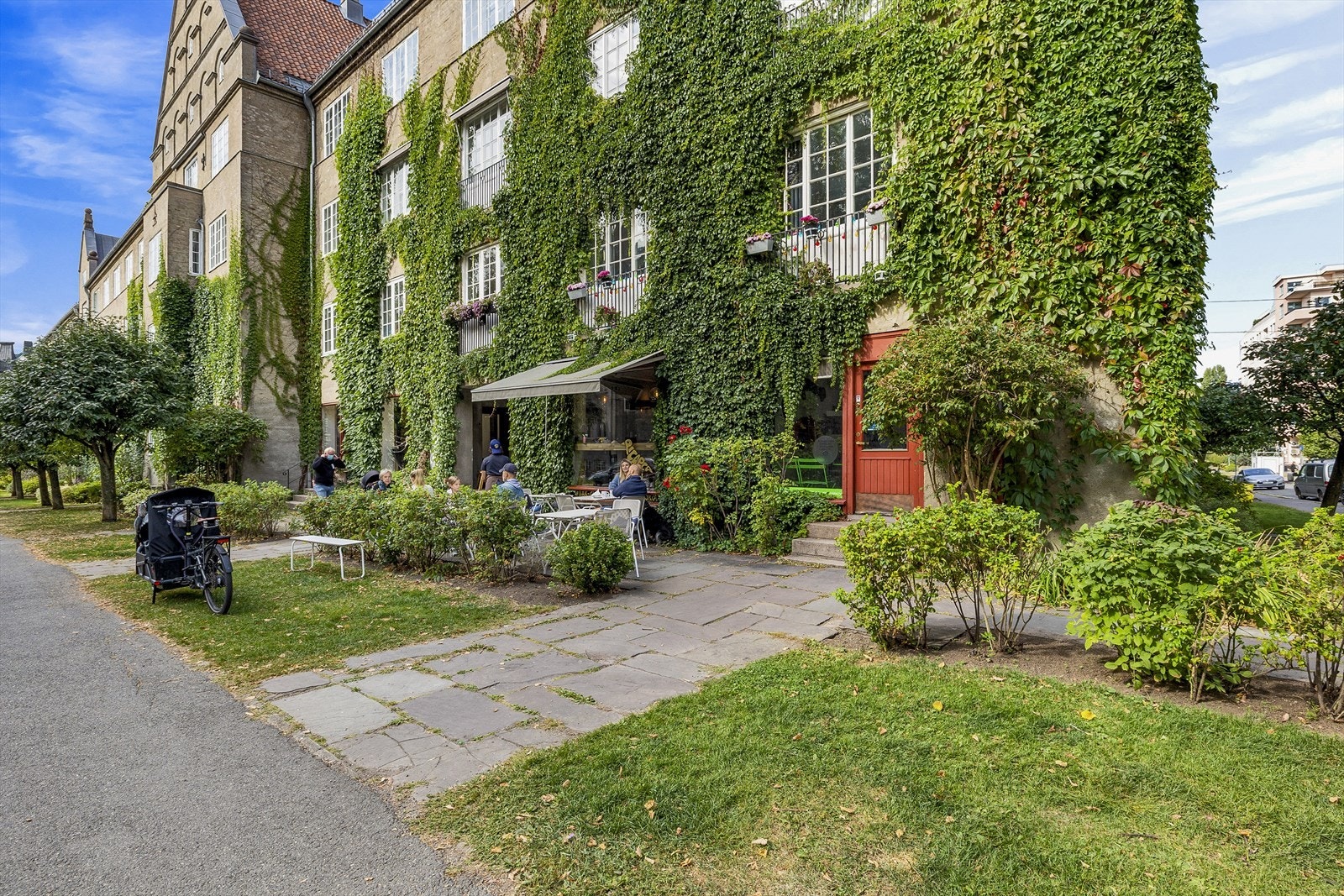 Jessenløkken er et populært samlingspunkt i bydelen, med både butikk og hyggelig kafé hvor folk møtes i hverdagen. Galleribilde