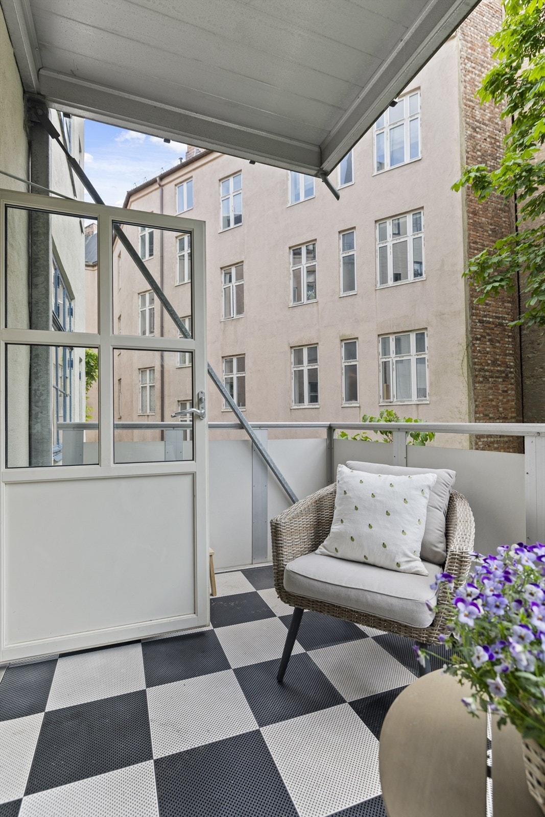 Balkongen er romslig med sine 8 kvm, og gir gode muligheter for fleksibel møblering. Galleribilde