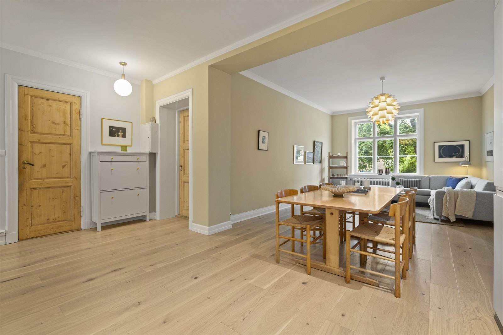 Åpen stue- og kjøkkenløsning som skaper en sosial og luftig atmosfære. Galleribilde