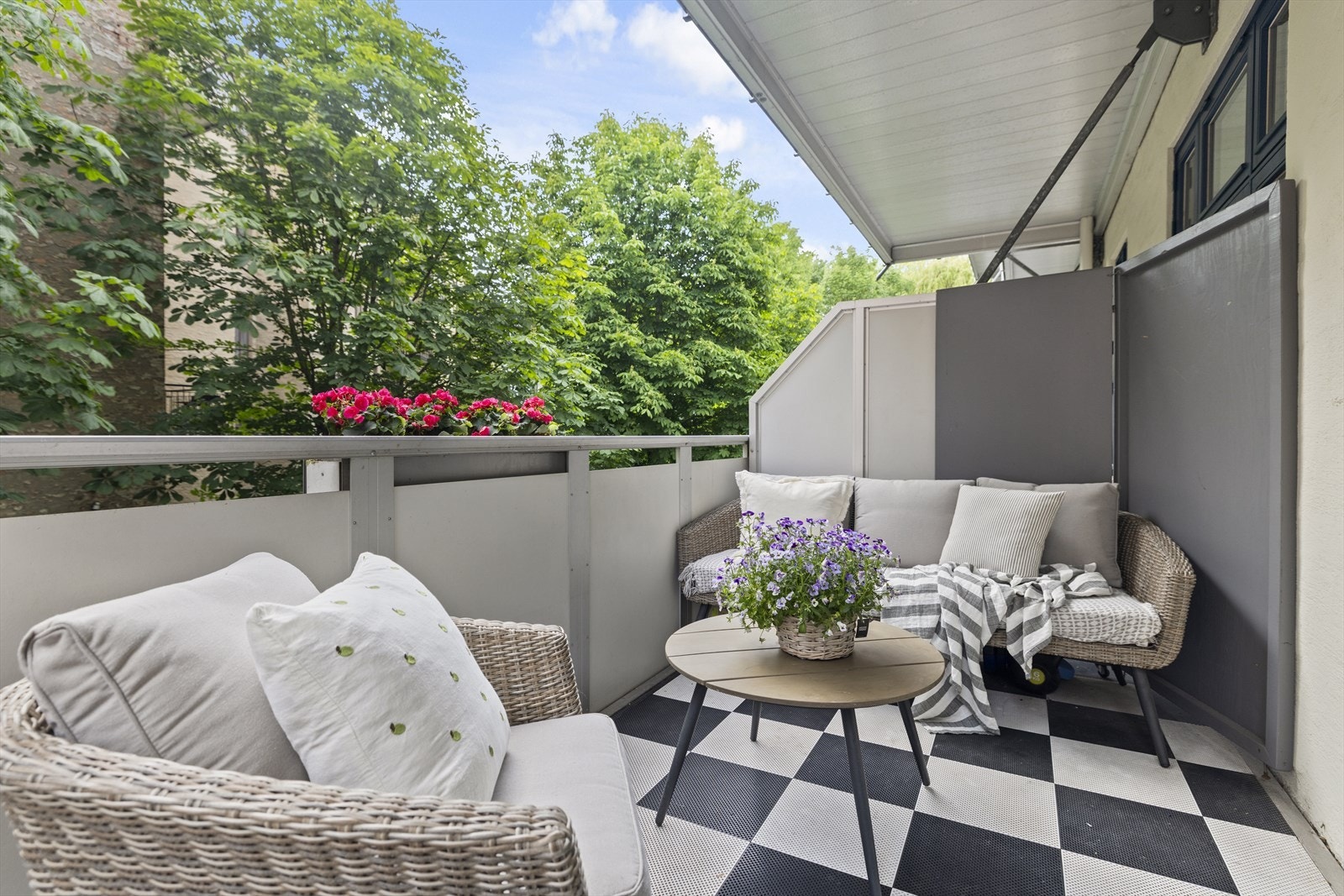 Balkongen er romslig og skjermet, med god plass til utemøbler og grønne innslag. Galleribilde