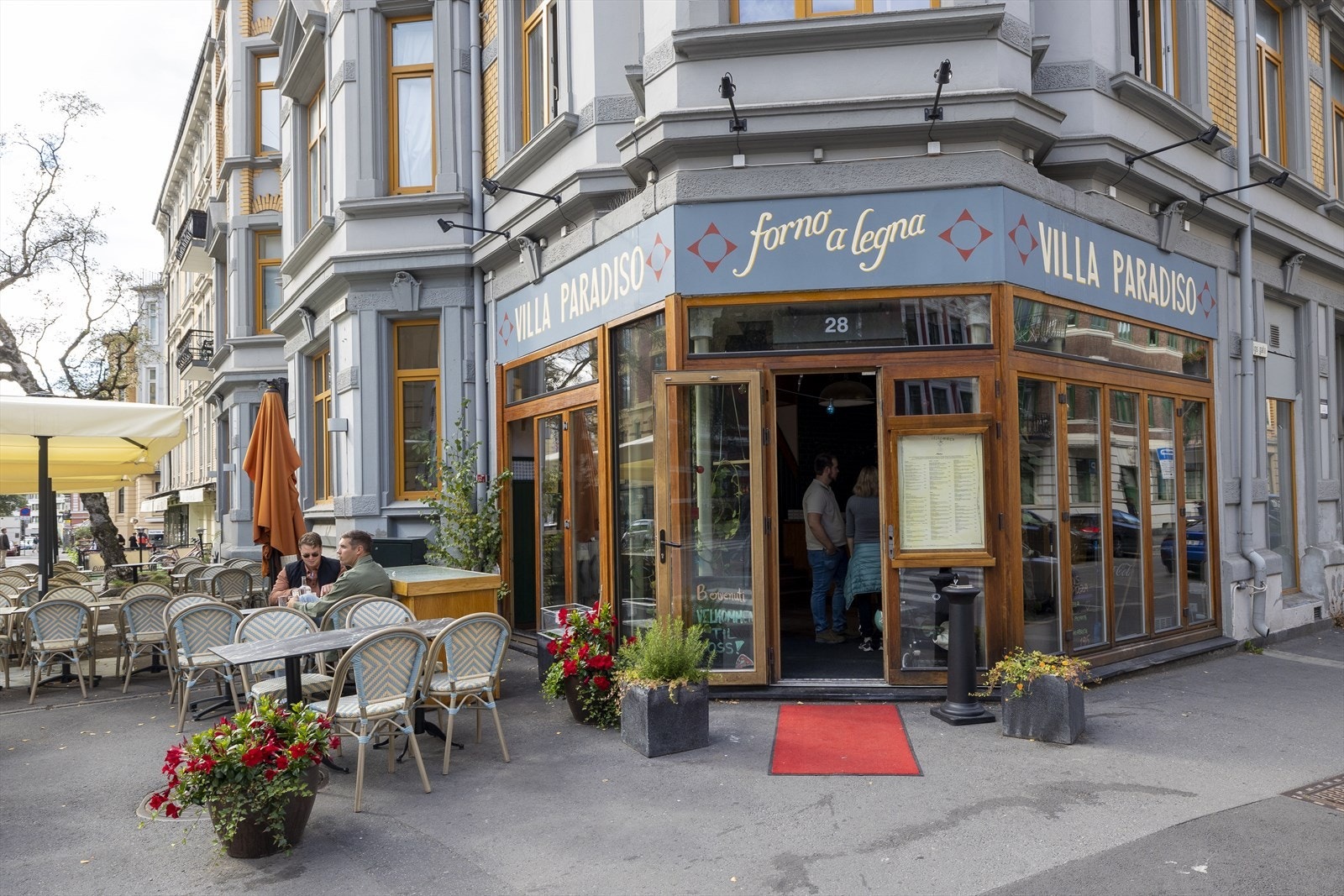 Villa Paradiso, med sine flotte ute- og inneserveringsområder, ligger rett i nærheten. Galleribilde