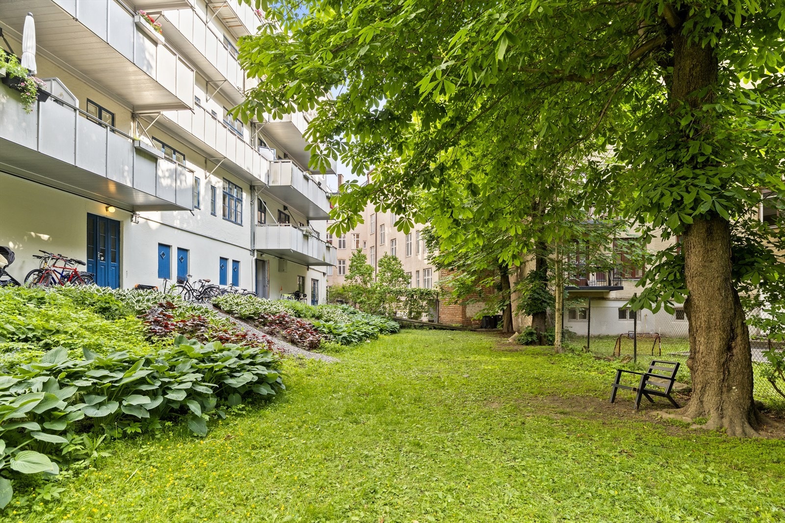 Boligens bakgård byr på en stor, skjermet hage som passer perfekt for både barn og hyggelige anledninger. Galleribilde