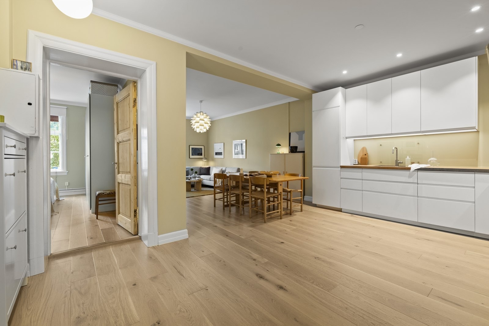 Soverom 1, som ligger inntil stuen, er romslig og preget av god takhøyde og naturlig lys. Galleribilde