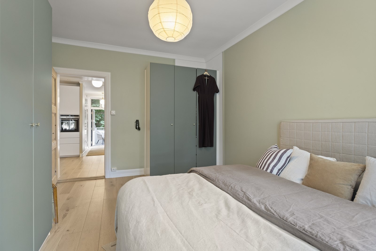 Det store, lyse og luftige soverom 1 har generøse oppbevaringsmuligheter. Galleribilde