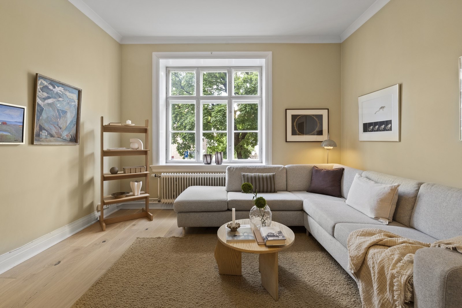 Stuen vender ut mot en rolig og hyggelig gate. Galleribilde