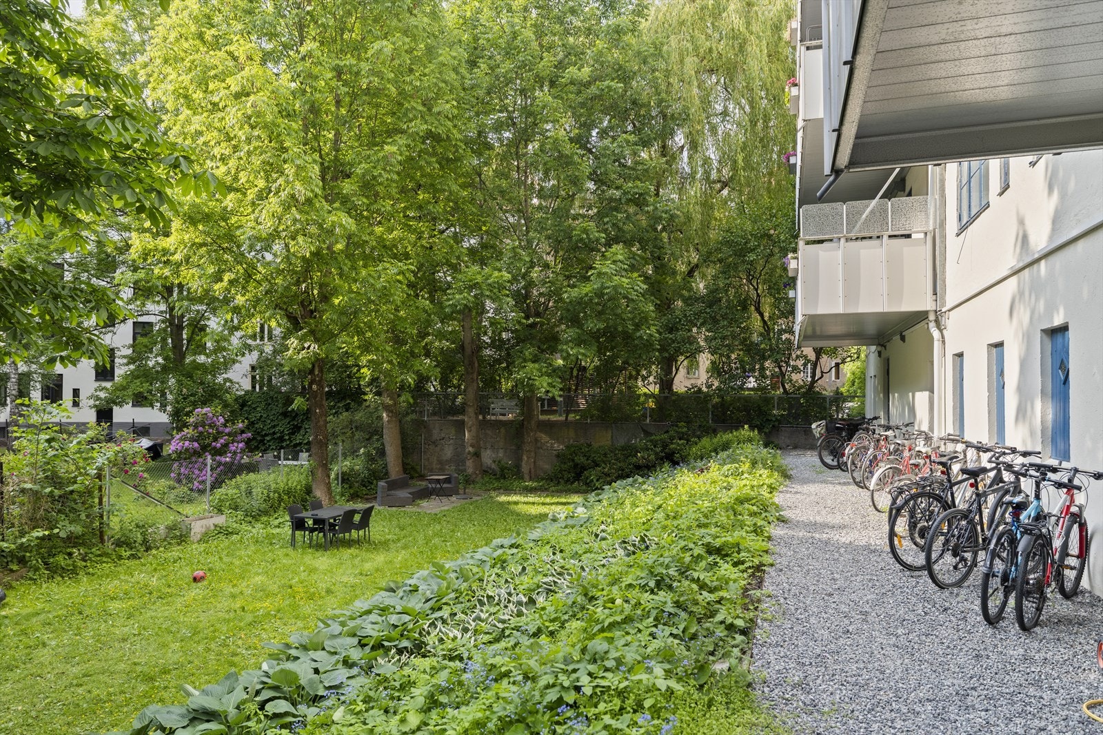 Her står sykkelen sikkert i en rolig og skjermet bakgård. Galleribilde