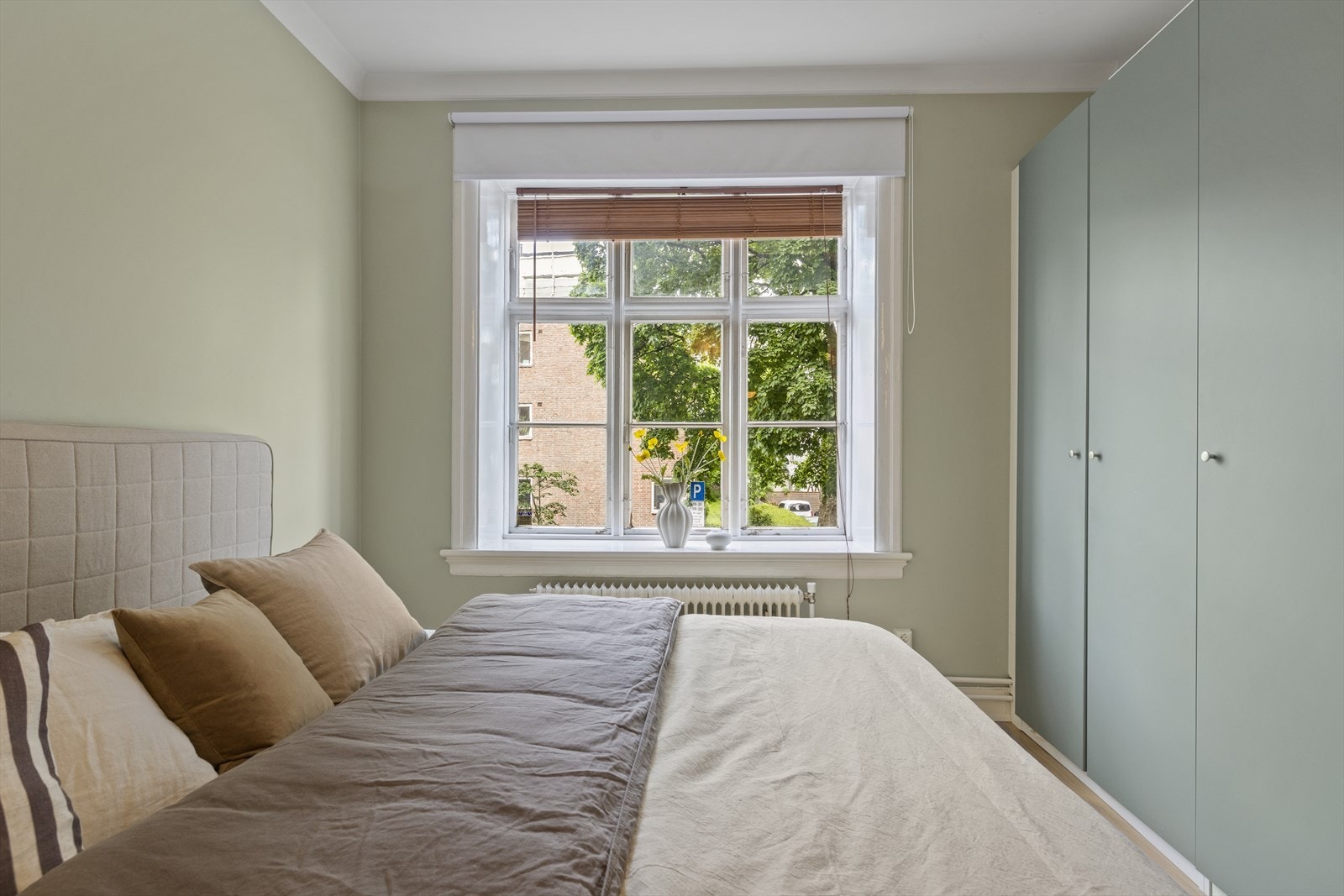 Rolig beliggende soverom med utsikt mot en fredelig og lite trafikkert vei. Gode og store skapløsninger gir rikelig med lagringsplass. Galleribilde