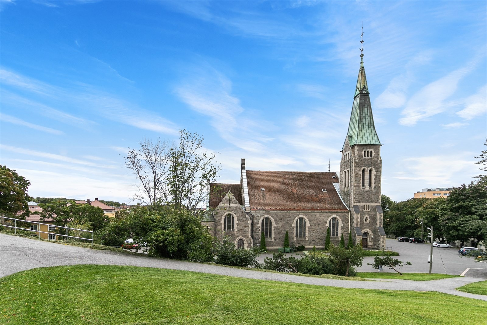 Like rundt hjørnet ruver Fagerborg kirke med sin karakteristiske arkitektur. Galleribilde