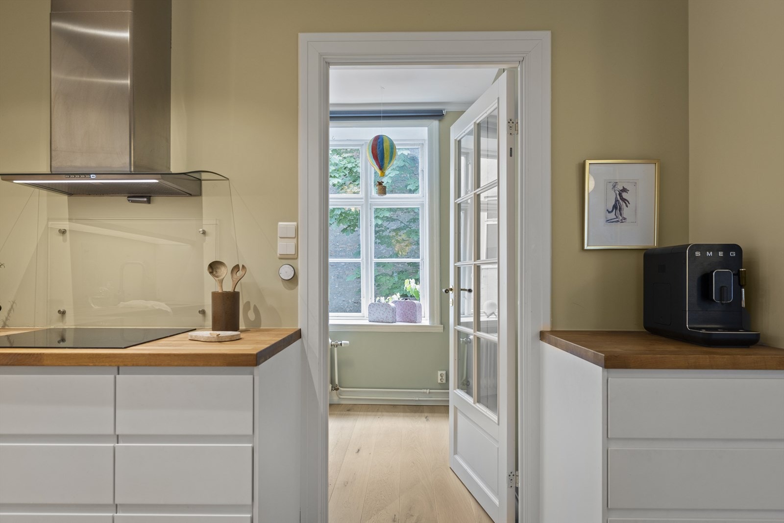 Planløsningen gir direkte forbindelse mellom kjøkkenet og soverom 2. Galleribilde