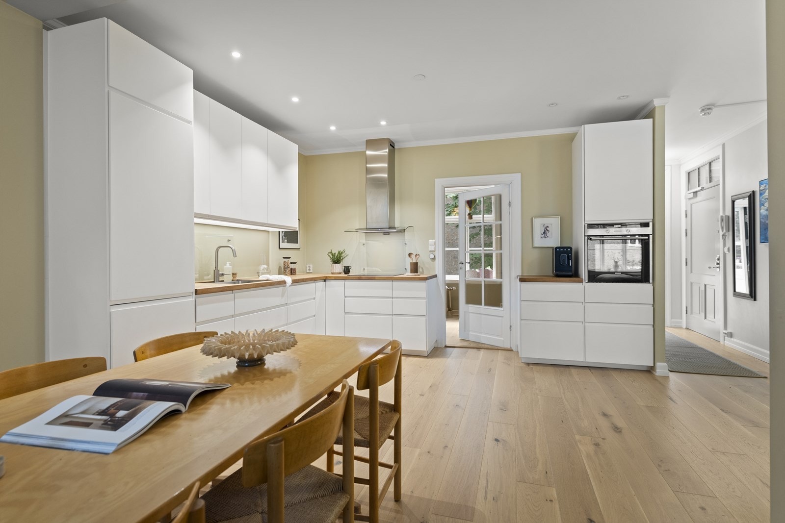 Romslig og funksjonelt kjøkken fra IKEA (2019), tilrettelagt for både matlaging og sosialt samvær. Galleribilde