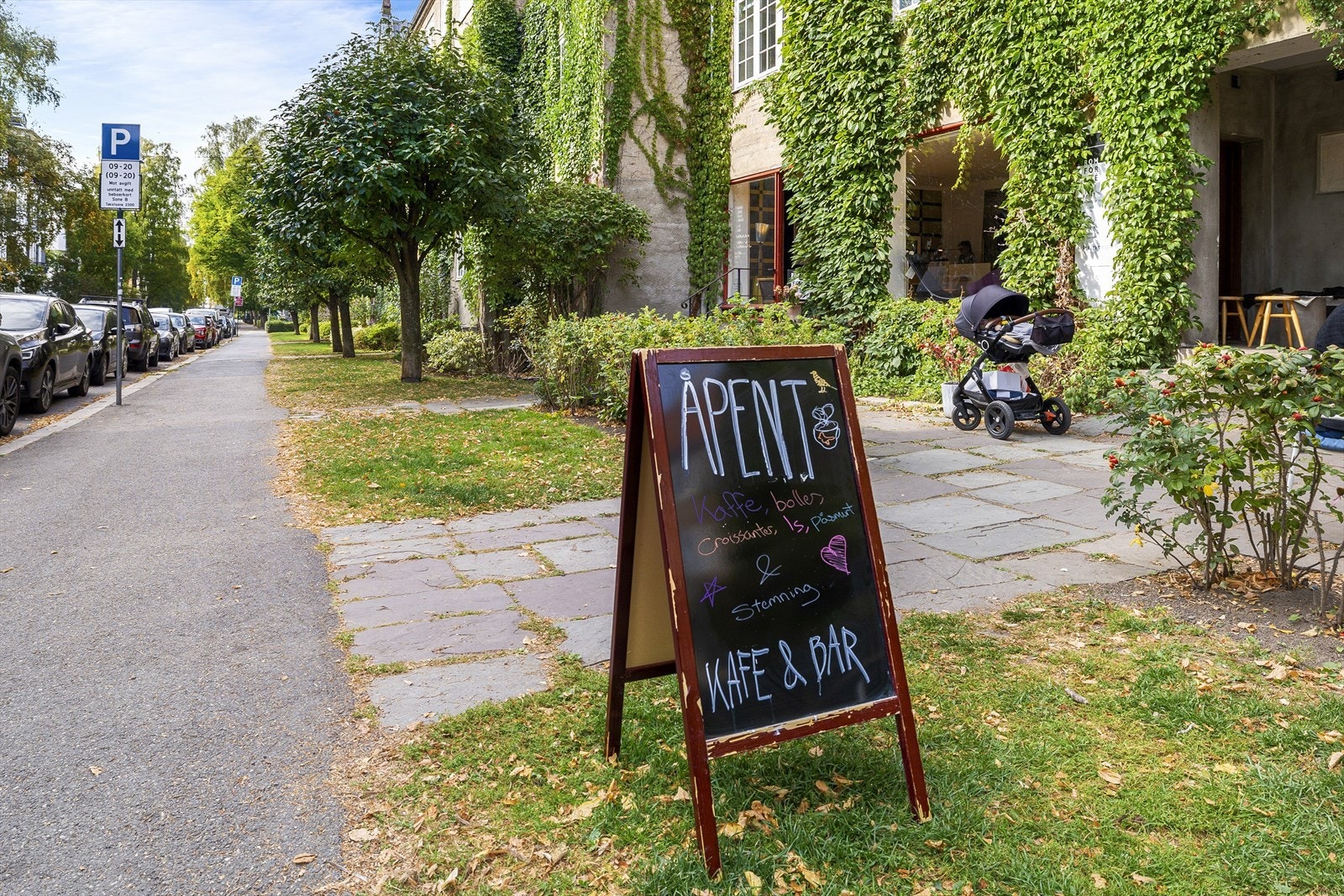 Et fredelig pusterom på Jessenløkken, omgitt av grønt og byliv. Galleribilde