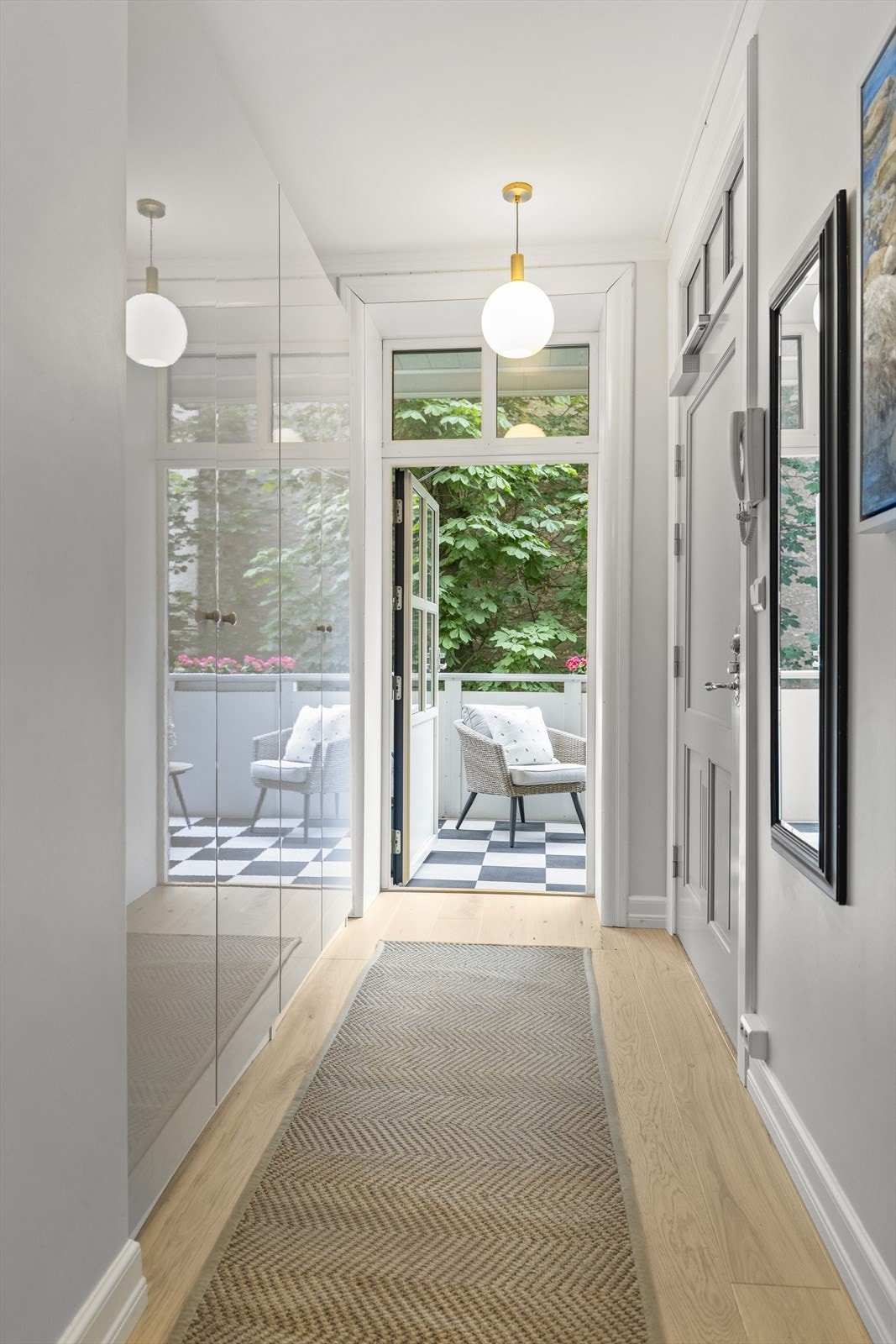 Fra inngangspartiet har du direkte adkomst til balkongen. Store, praktiske skap sørger for god oppbevaringsplass. Galleribilde