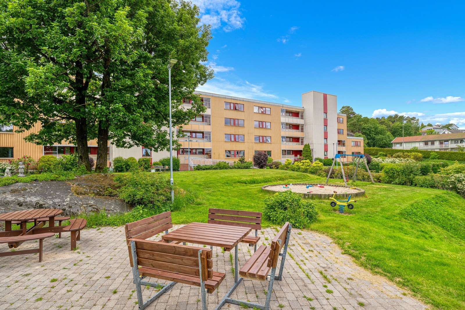 Det er flere hyggelige sitteplasser på fellesområdene samt lekeplass for de små. Galleribilde
