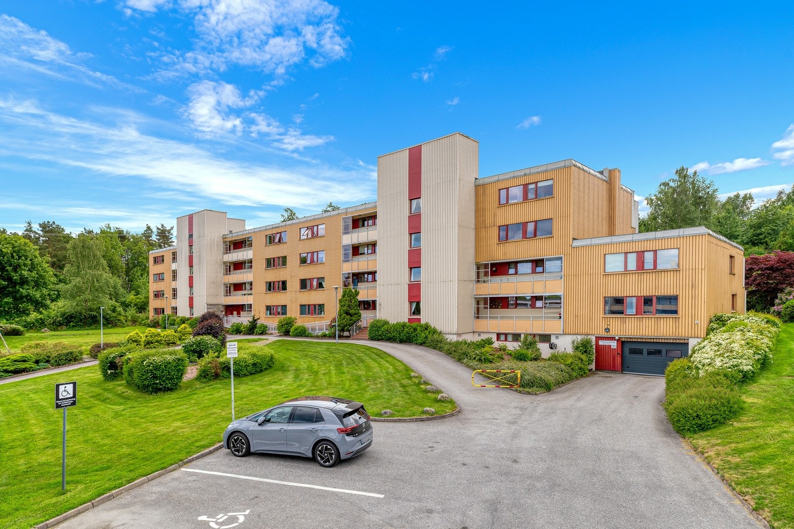 Inngangsparti med innkjøring til garasje. Borettslaget har bl.a. egne vaktmestertjenester og vedlikeholder uteområdene meget godt. Galleribilde