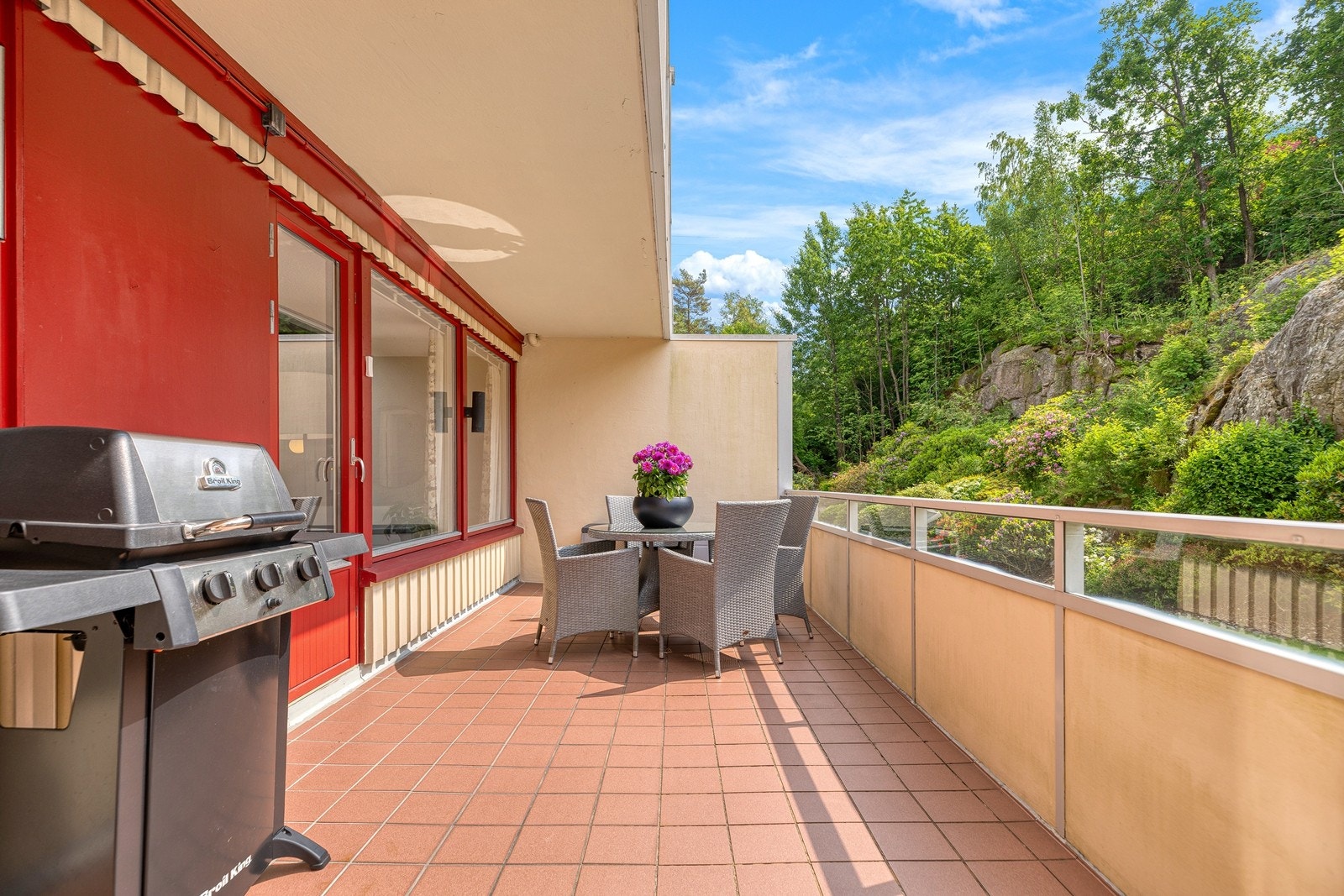 Her er det god plass til hagemøbler, spisegruppe og grill. Galleribilde