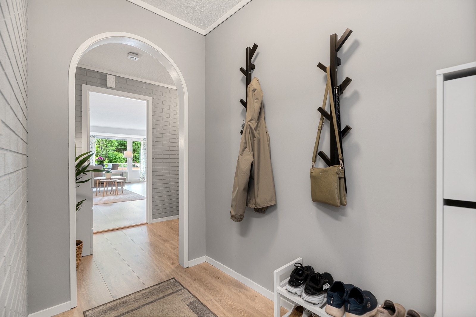 Entré med plass til å henge fra seg yttertøy samt sko. Galleribilde
