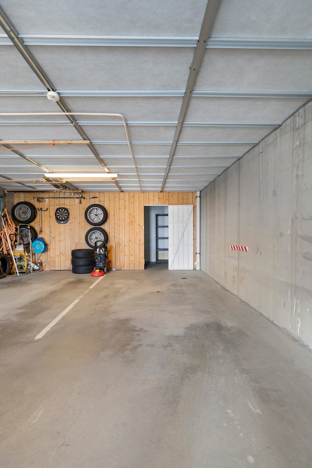 Praktisk bod i bakkant av parkeringsplassen. Galleribilde