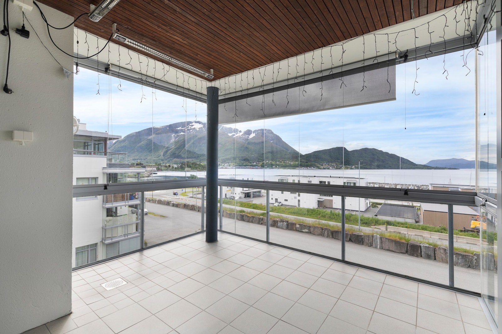 Alle vinduer på balkongen kan åpnes og skyves til side Galleribilde