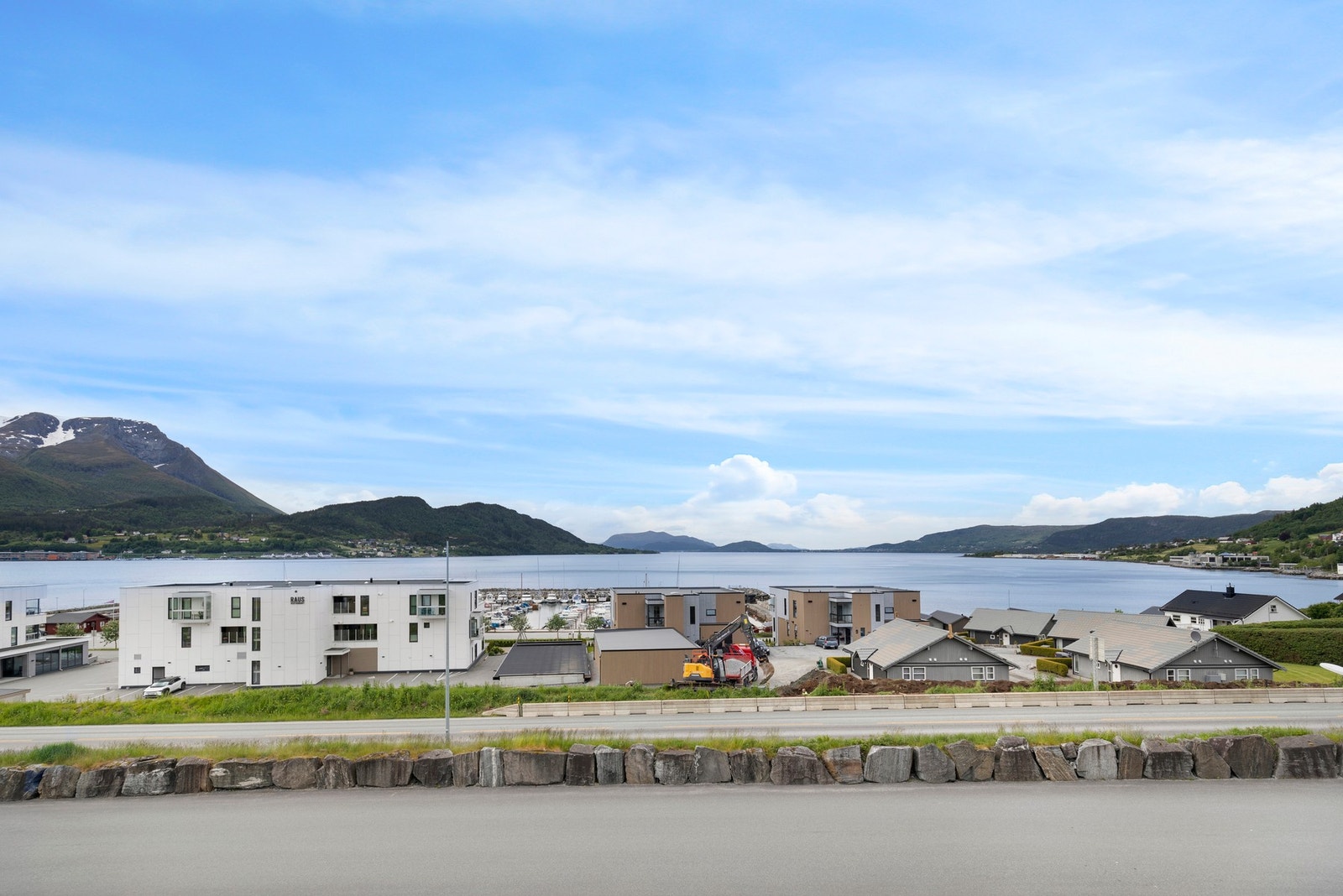 Dette er en flott 3-roms leilighet i front av bygget med nydelig utsikt og gode solforhold. Galleribilde