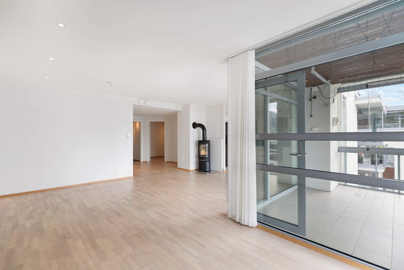 Stuen er av god størrelse og har plass til både sofagruppe og spisebord. Galleribilde