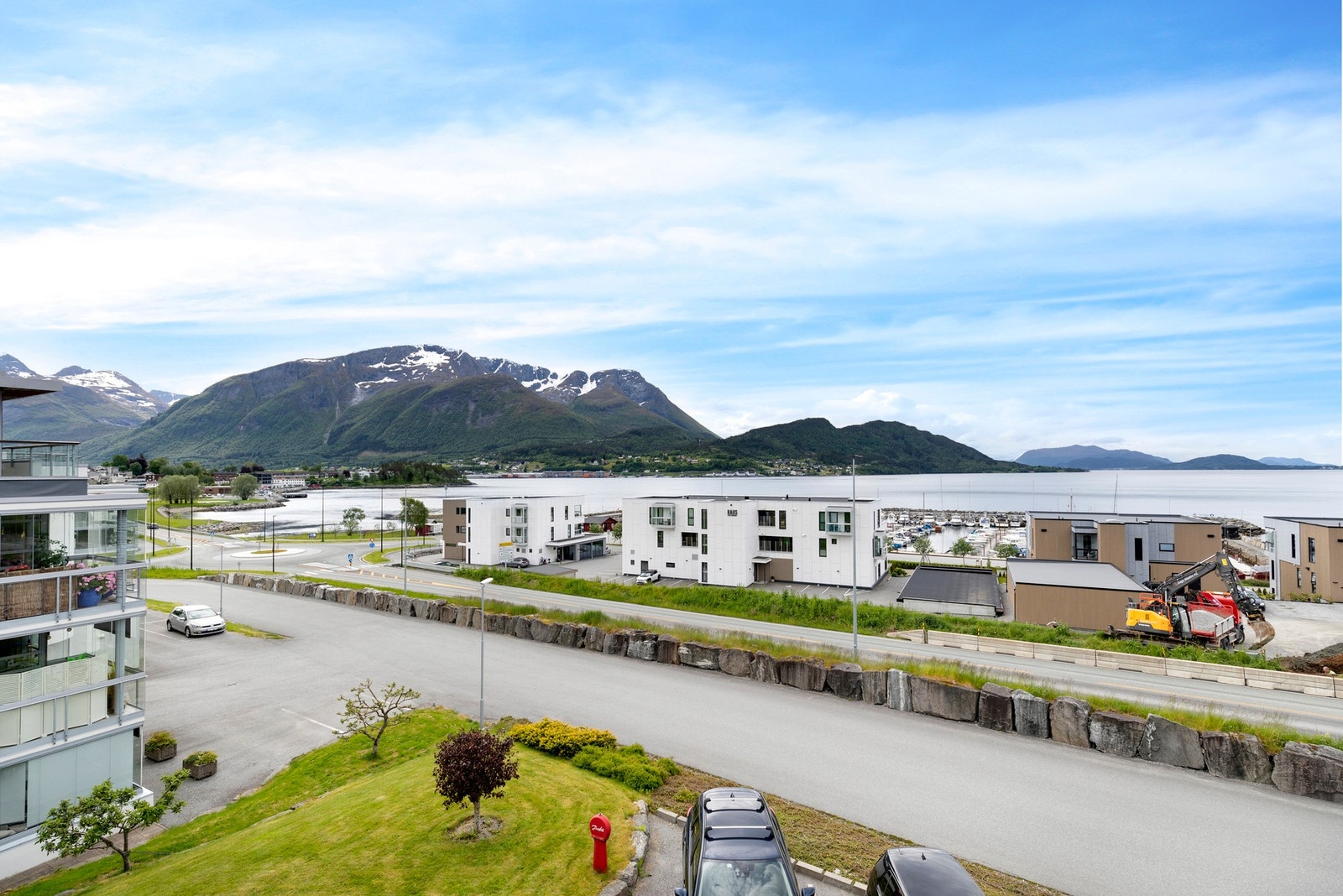 Her er det nydelig utsikt mot sentrum i sør og Storfjorden i vest. Galleribilde