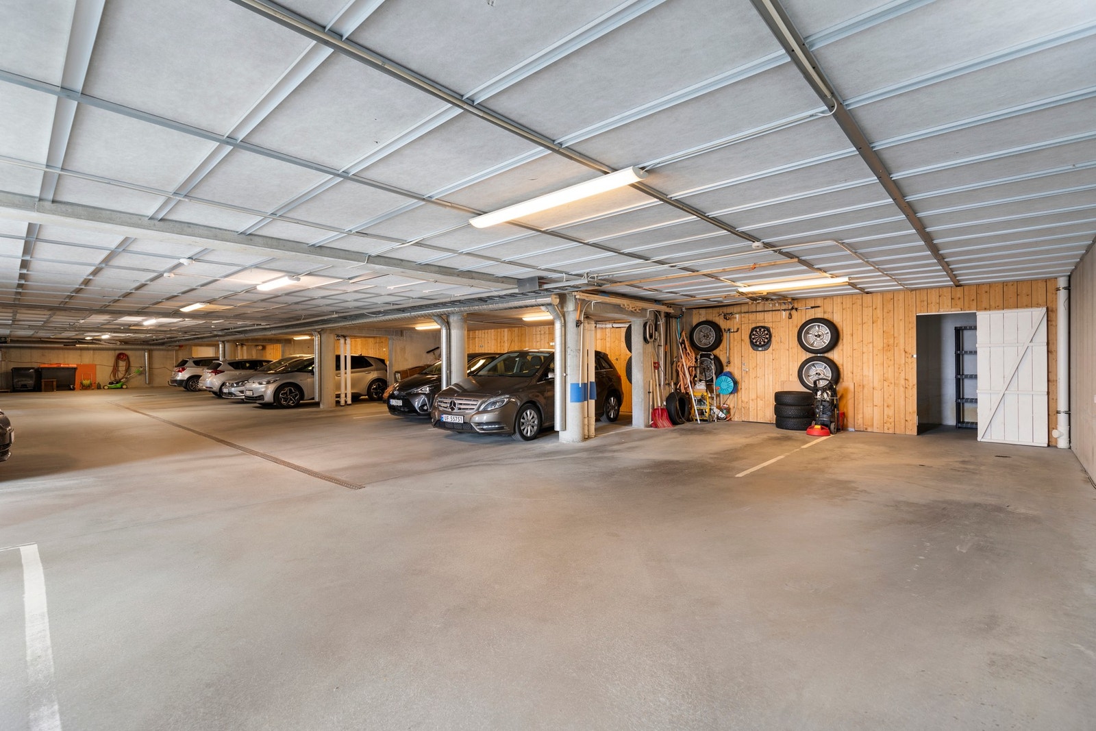 Leiligheten har en tilhørende parkeringsplass i felles, lukket garasjeanlegg. Garasjen har elektrisk port som åpnes med fjernkontroll og lukkes automatisk. Galleribilde