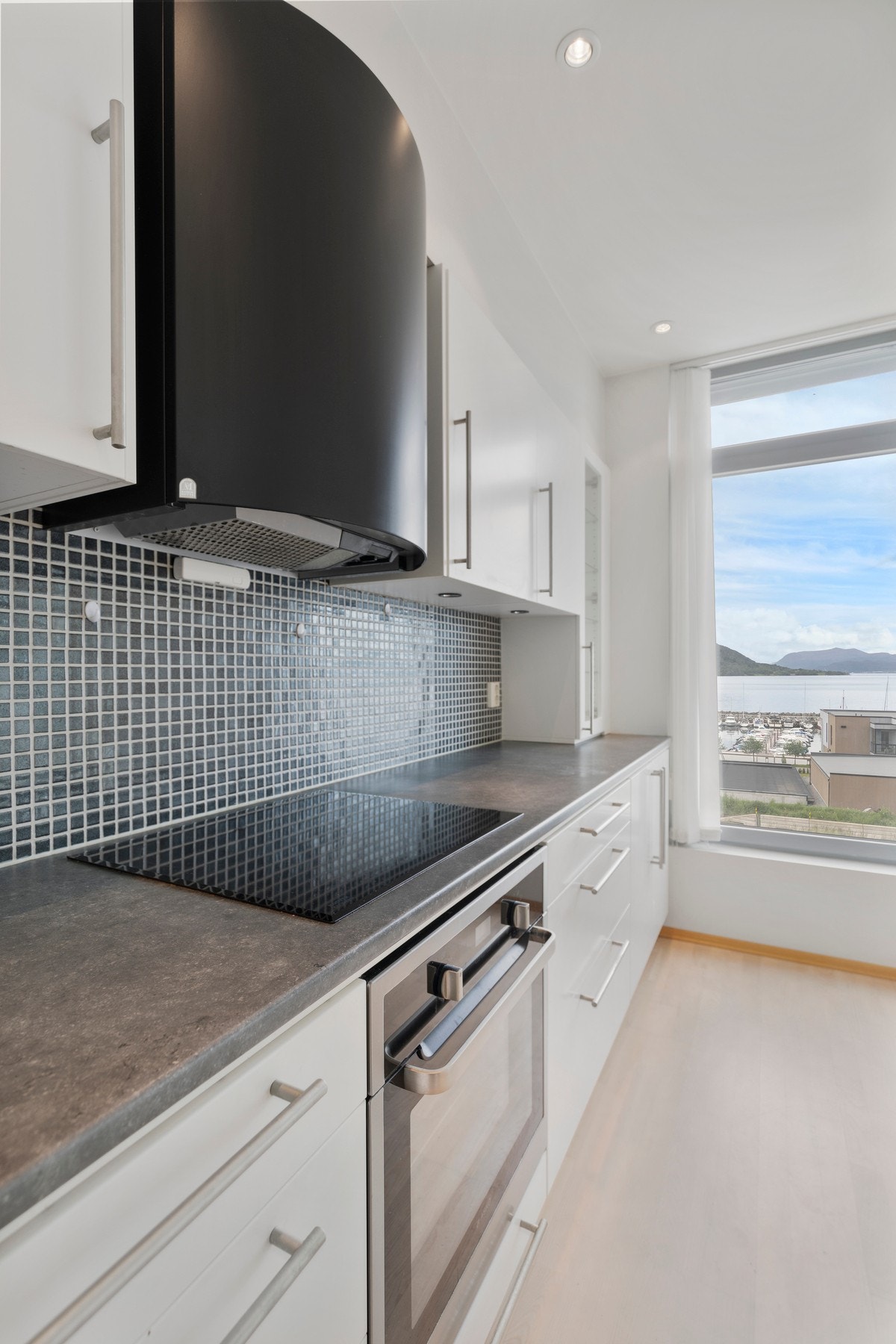 Innredningen har benkeplate av laminat, flis mot overskapene, ventilator fra Røroshetta og integrerte hvitevarer; stekeovn, platetopp og oppvaskmaskin. Kjøleskap medfølger også ved handel. Galleribilde