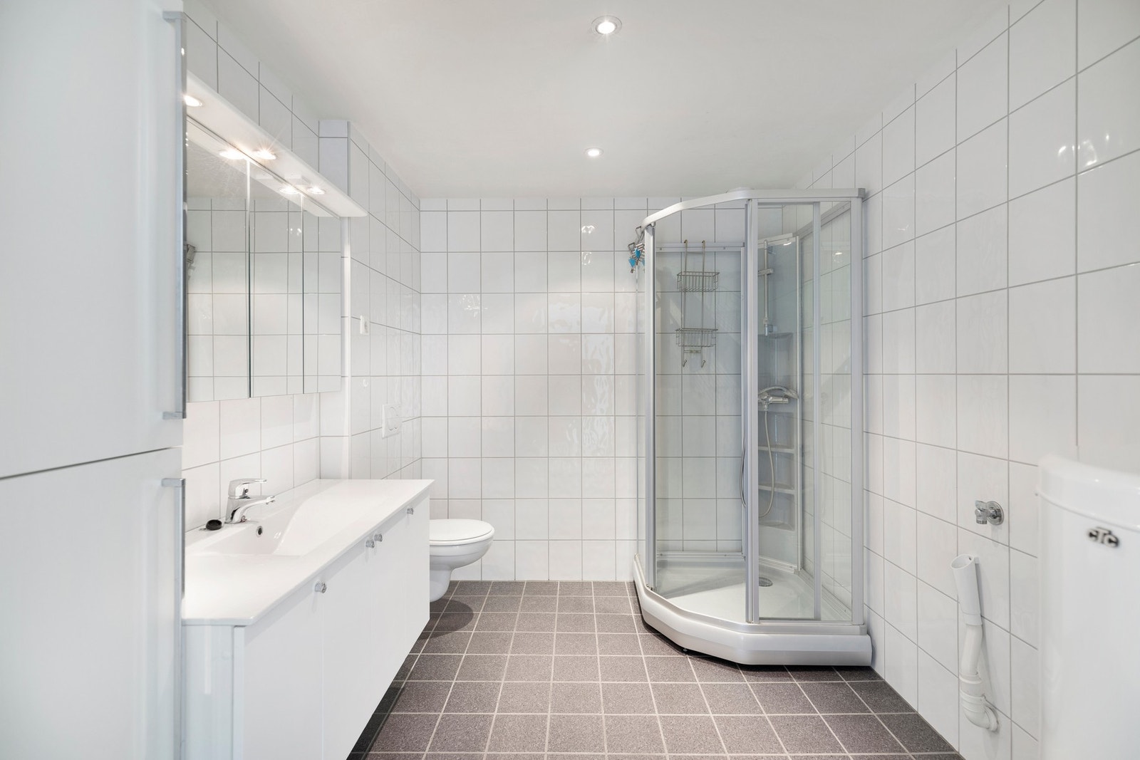 Helfliset bad med tidløse fargevalg og spotlights i himling. Galleribilde