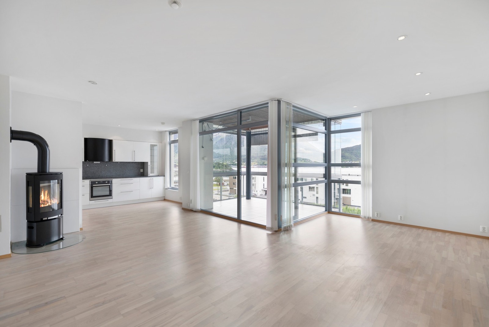 Kjøkkenet ligger i åpen løsning mot stue. Galleribilde