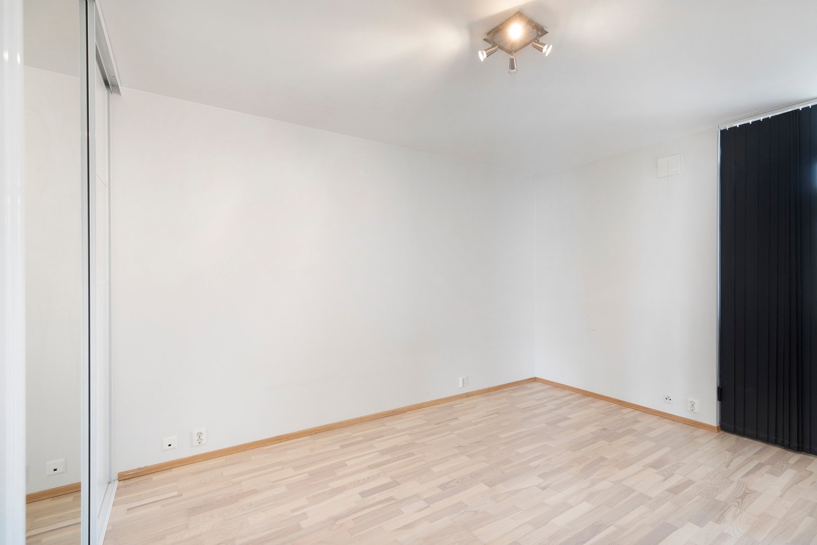 Leiligheten har to soverom, begge vendt mot øst og med tilhørende garderobeskap. Galleribilde