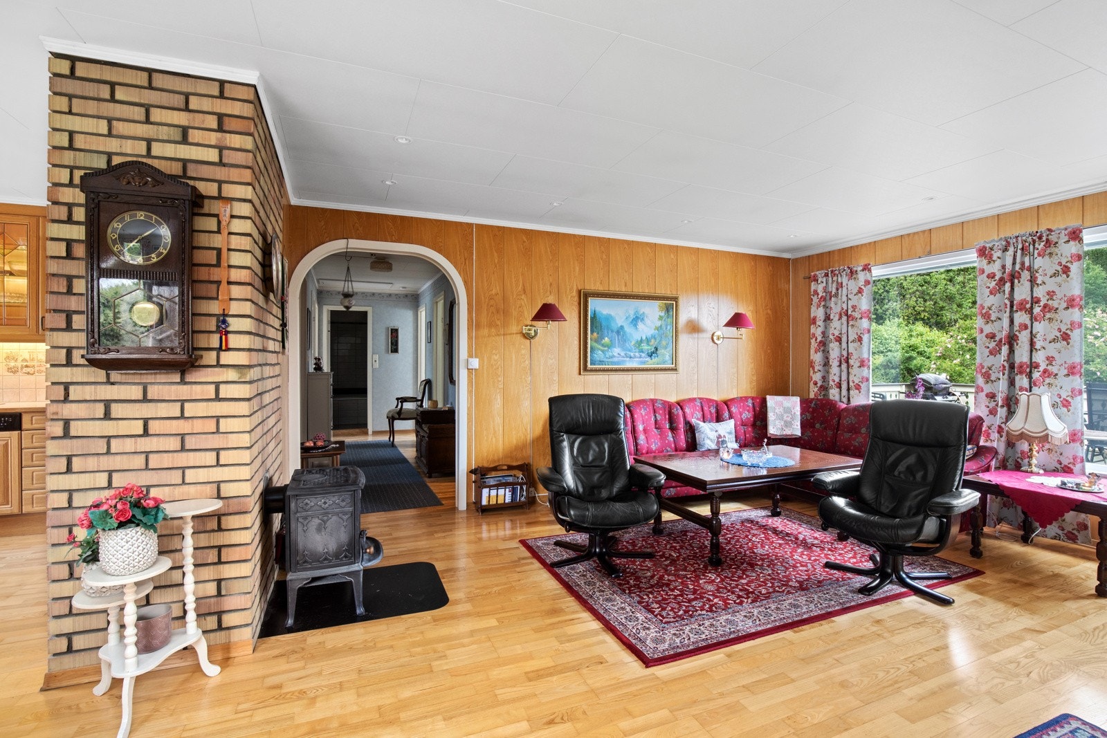 Kort vei til bussstopp og et steinkast unna marka, med flotte naturoområder sommer som vinter. Galleribilde