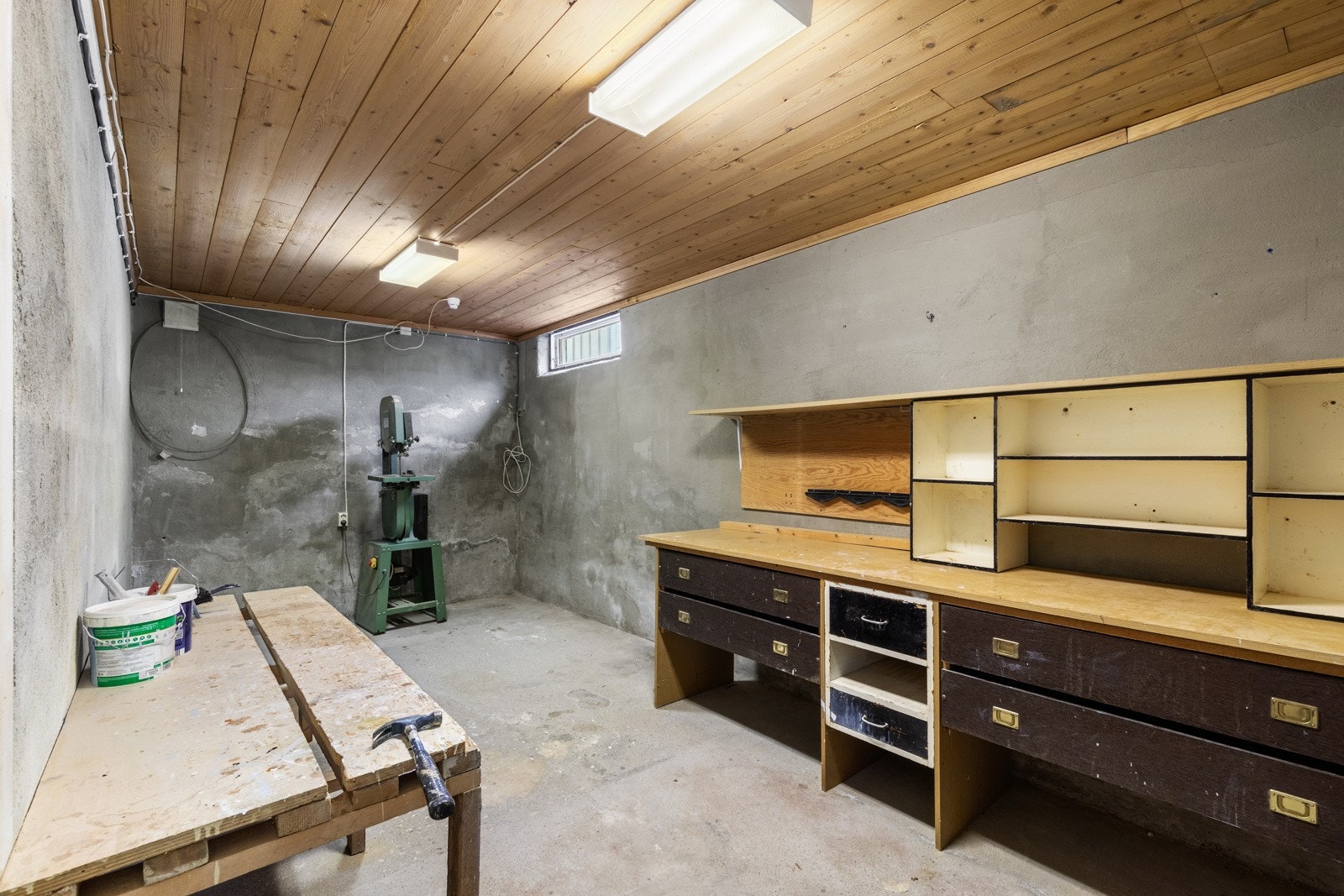 Godt med lagringsplass i boligen, med flere boder og loftsrom. Galleribilde