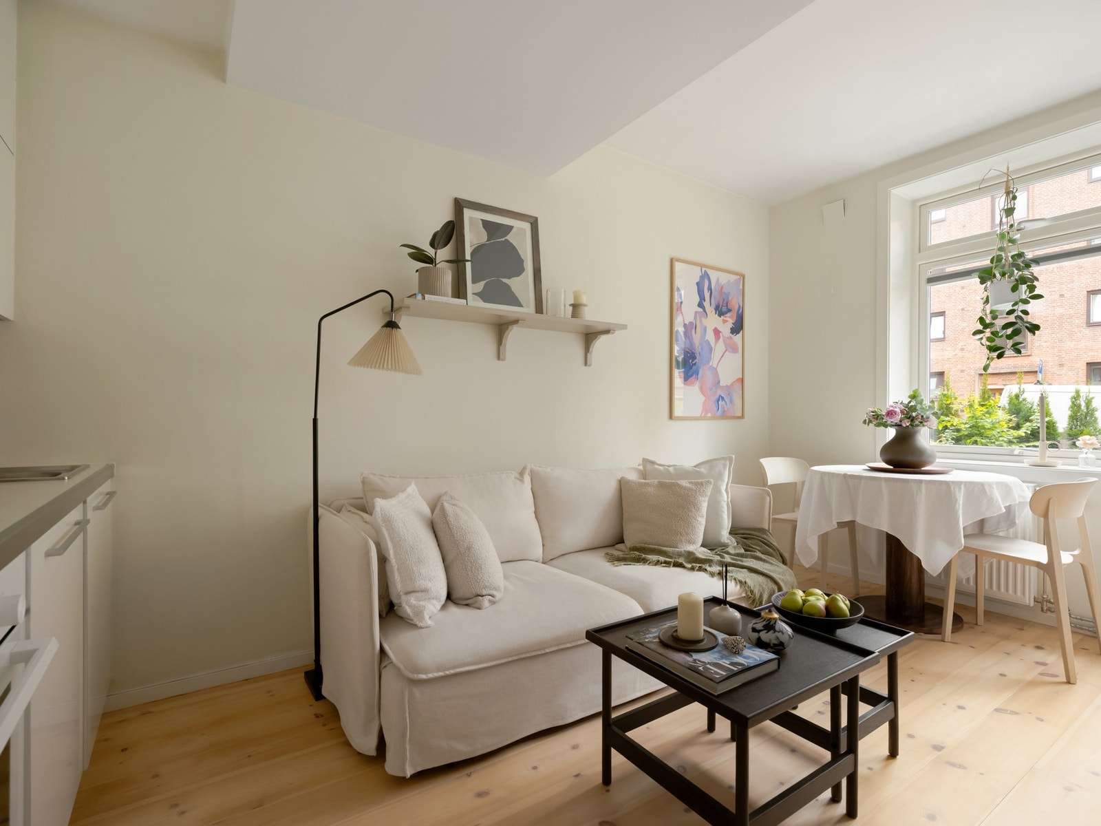 Det er plass til å innrede med både sofa og spisebord - nettopp det man trenger i hverdagen, med andre ord. Galleribilde