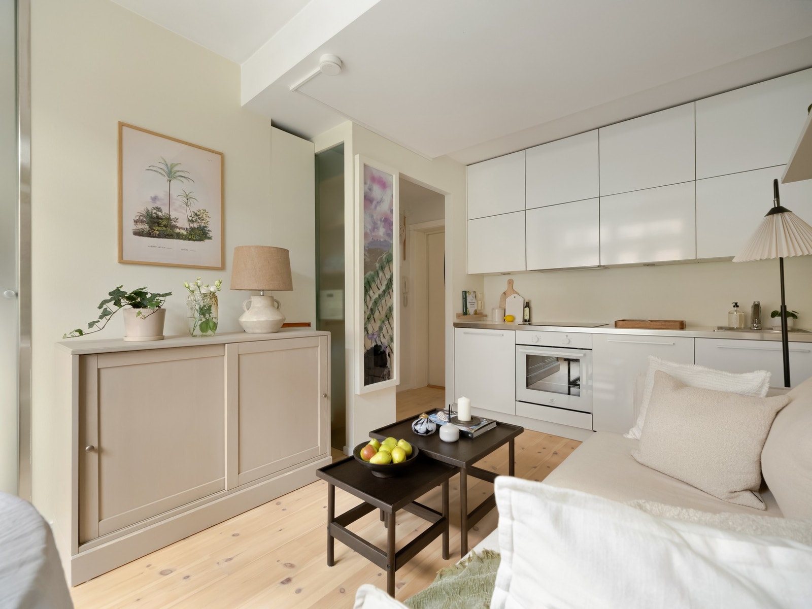 Leiligheten oppleves som lys og luftig, og med en planløsning som virkelig utnytter hver kvadratmeter på en god måte. Galleribilde