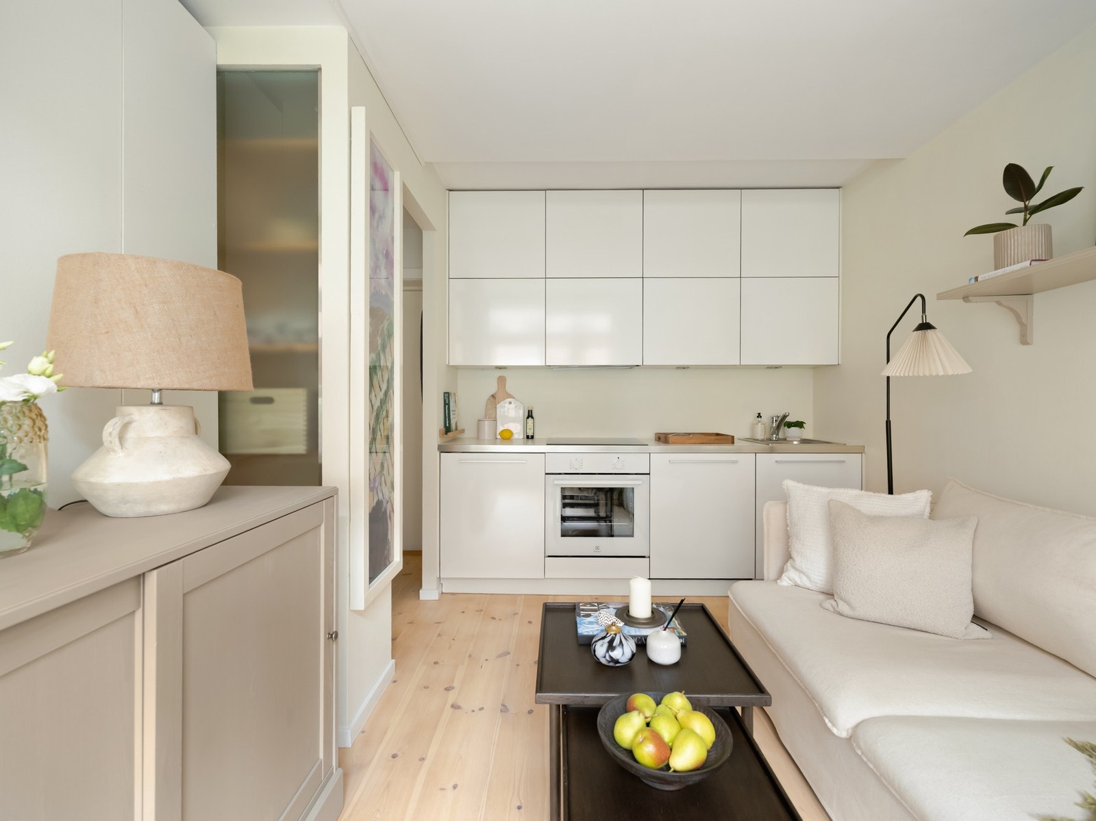 Kjøkken og stue er i åpen løsning, med et kjøkken som virkelig utnytter den gode takhøyden til oppbevaring. Galleribilde