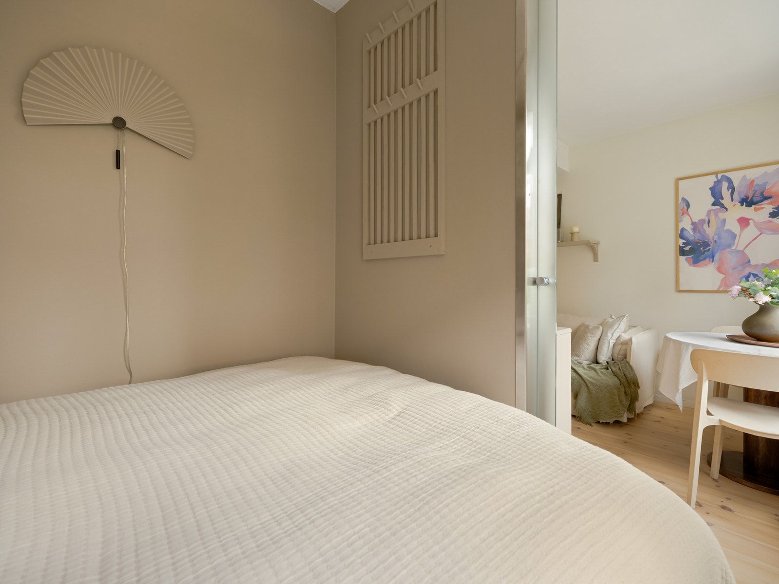 Stuen og soverommet er adskilt med en praktisk skyvedør i frostet glass. Galleribilde