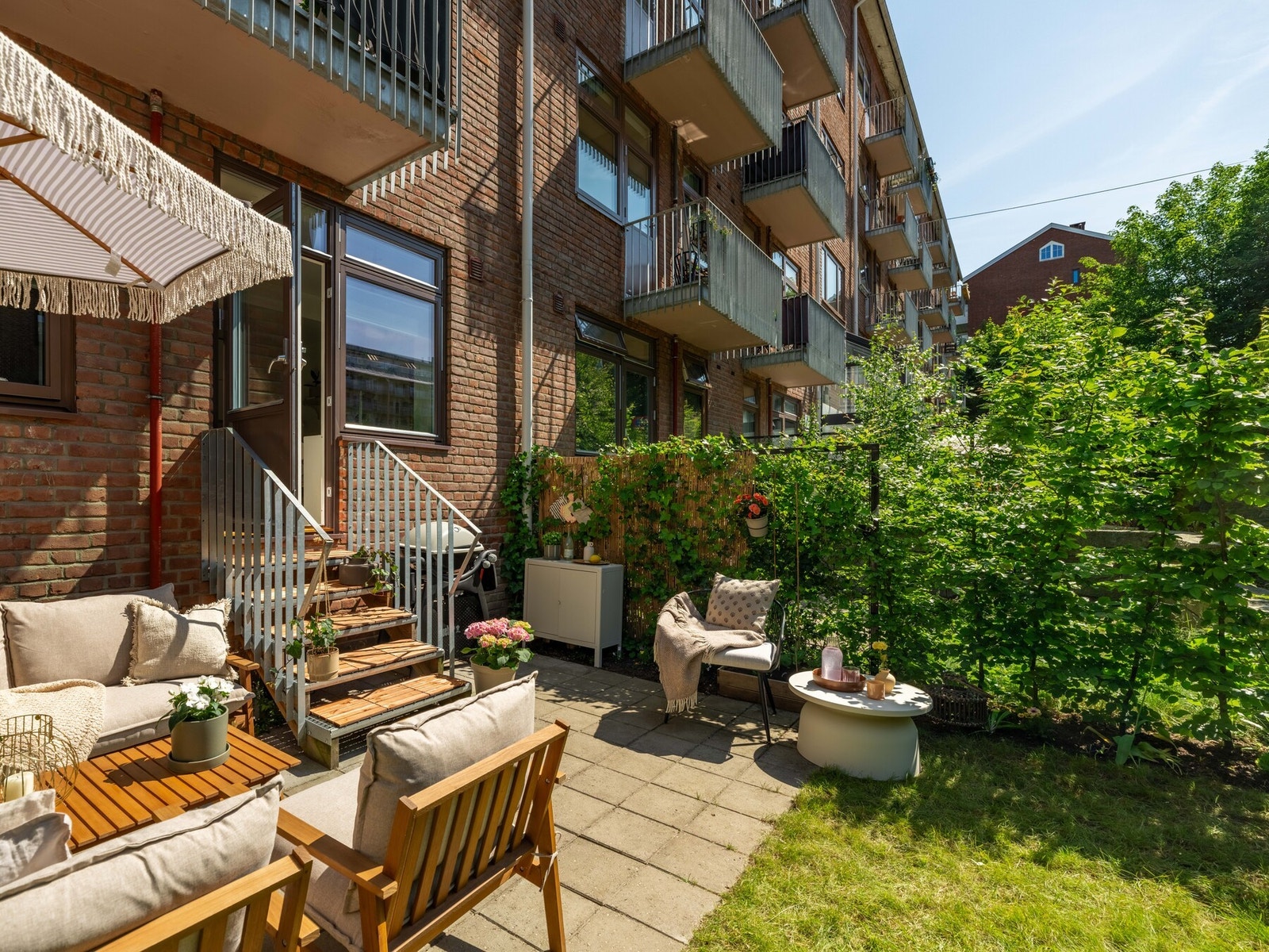 Her får du en herlig terrasse som gir massevis av ekstra boltreplass gjennom sommerhalvåret. Galleribilde