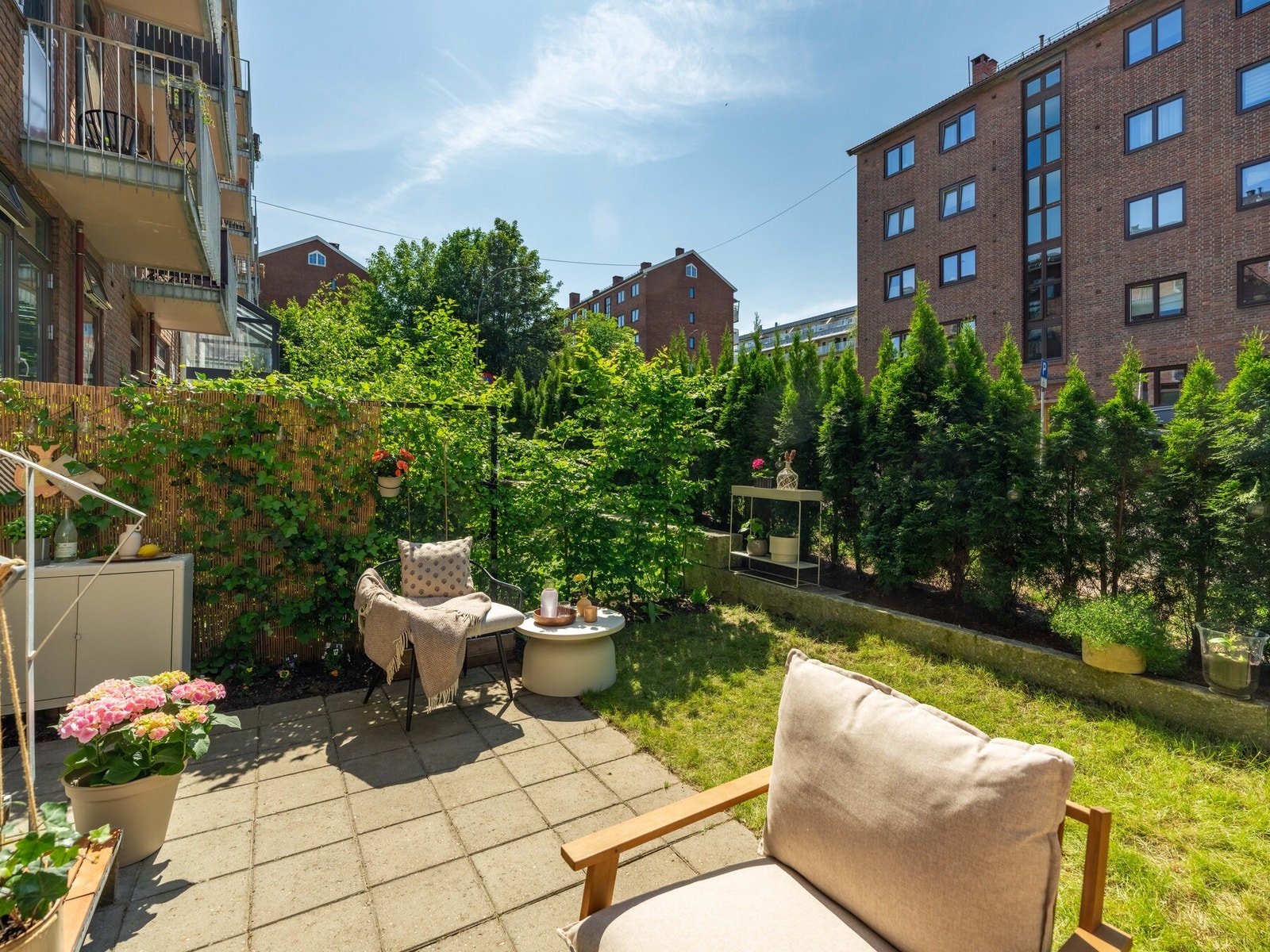 Uteplassen er vestvendt og det er sol fra ca. 13 til 17-tiden sommertid. Galleribilde