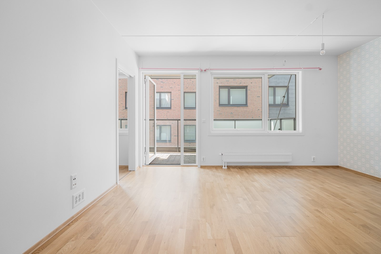 Stor stue med plass til både sofagruppe og spisebord. Galleribilde