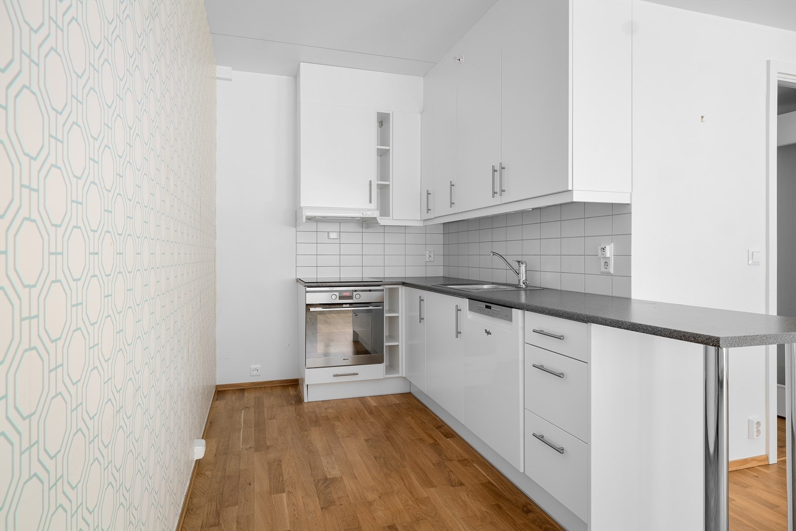 Funksjonelt kjøkken med fine arbeidsflater. Galleribilde