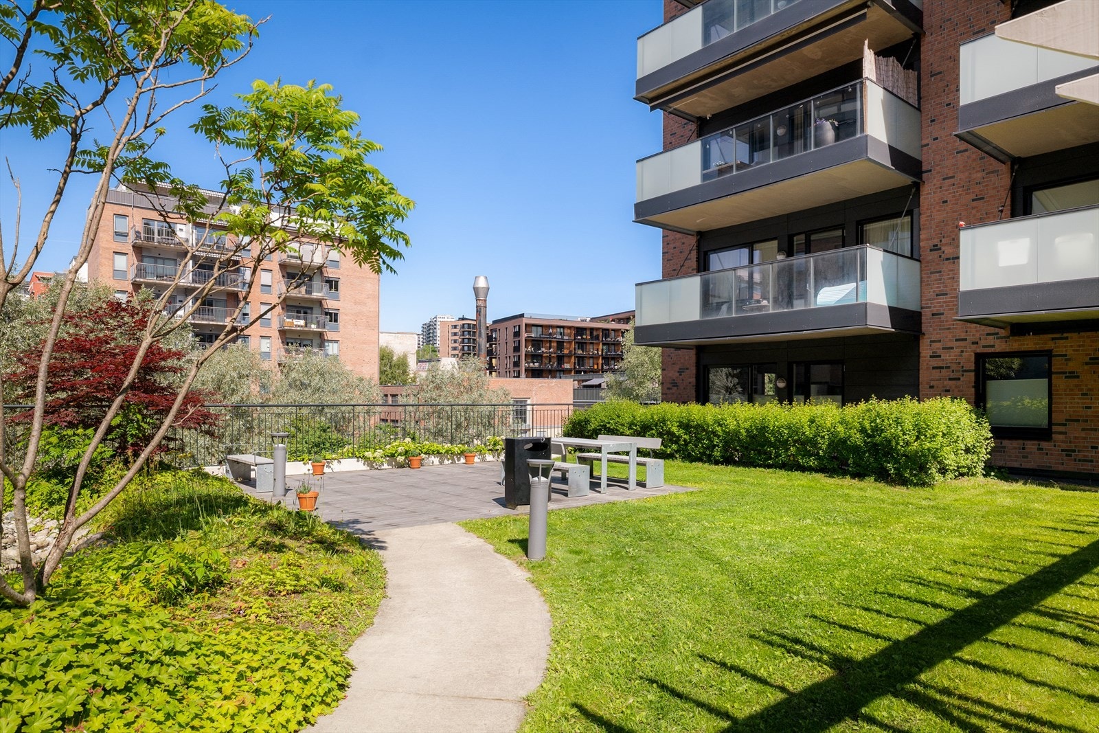 Det er flere sittegrupper rundt om på tomten. Galleribilde